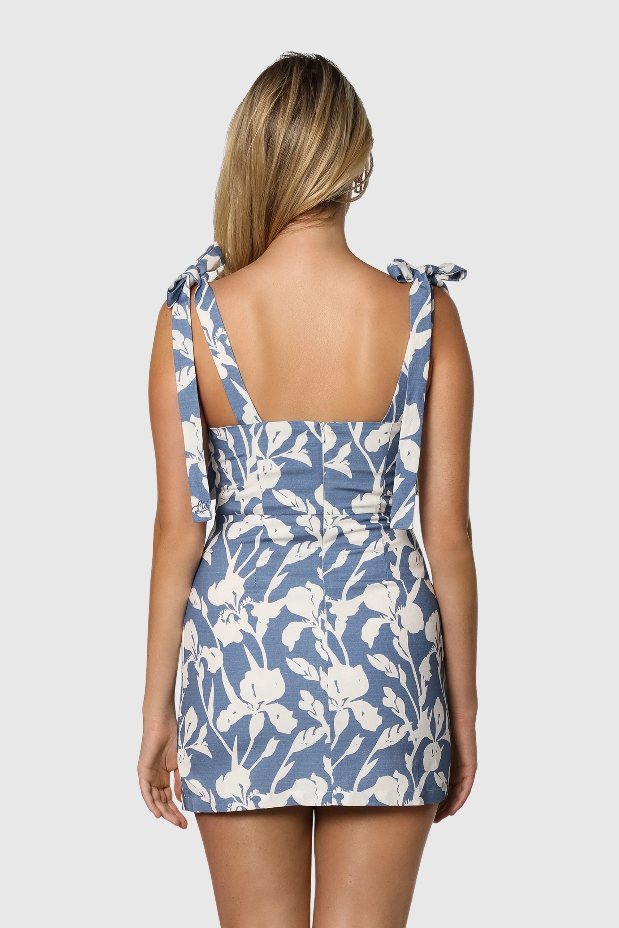 DRESS-TIE-FLORAL_5a92a5fa-0b5f-41da-89f4-344ffb4e88a0.png DRESS-TIE-FLORAL_5a92a5fa-0b5f-41da-89f4-344ffb4e88a0.png