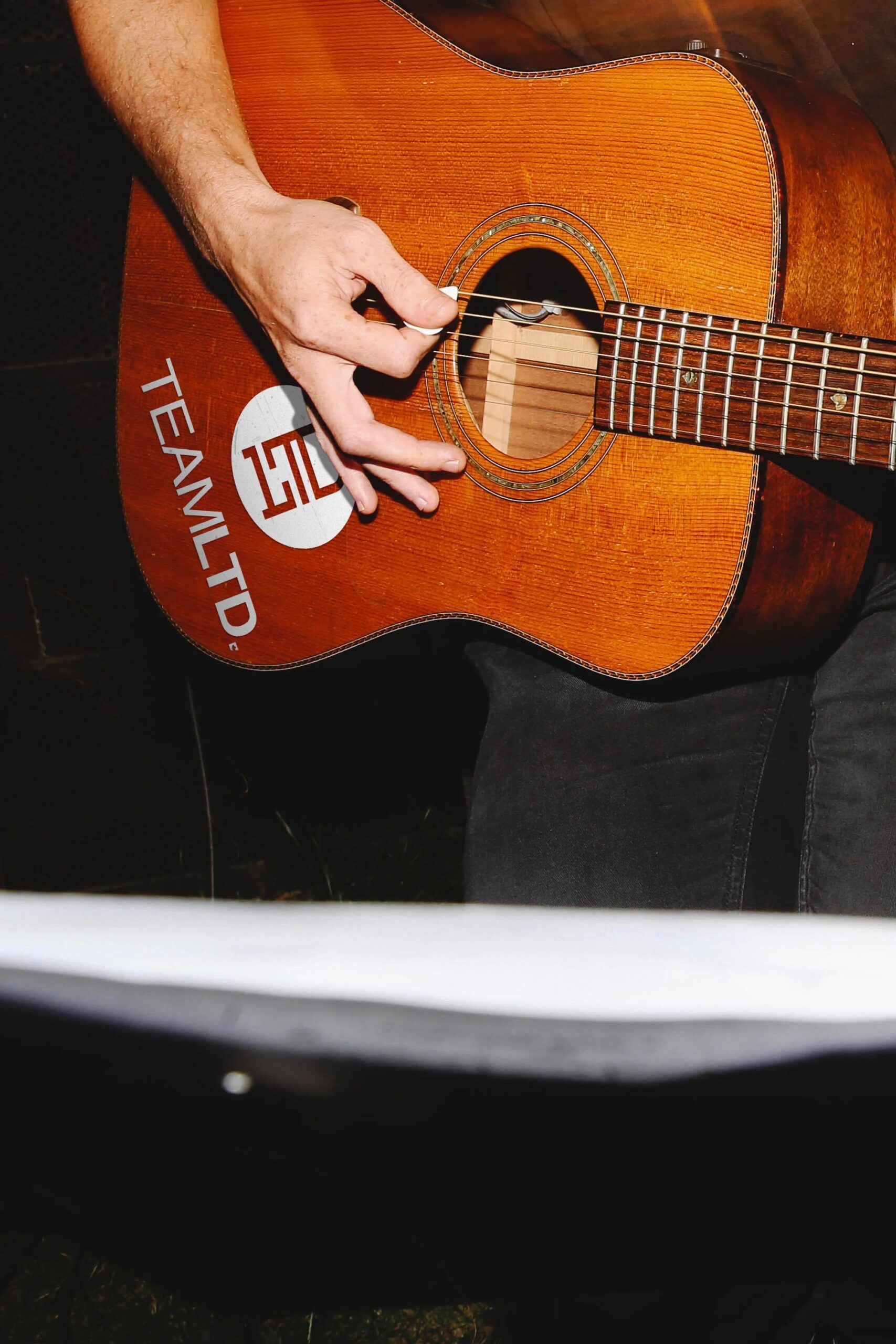 Decal-SmallWhiteGuitar.jpg Decal-SmallWhiteGuitar.jpg